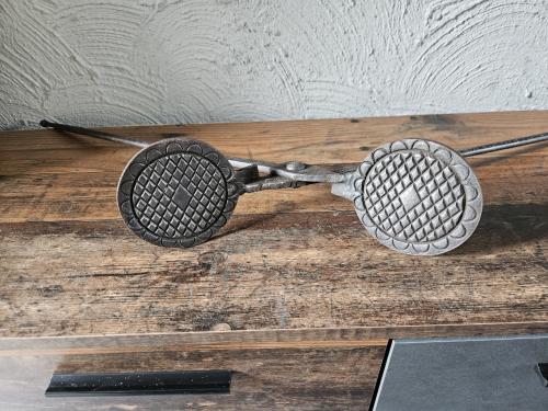 Antieke wafelijzer, gietijzer voor open vuur, unieke patroon