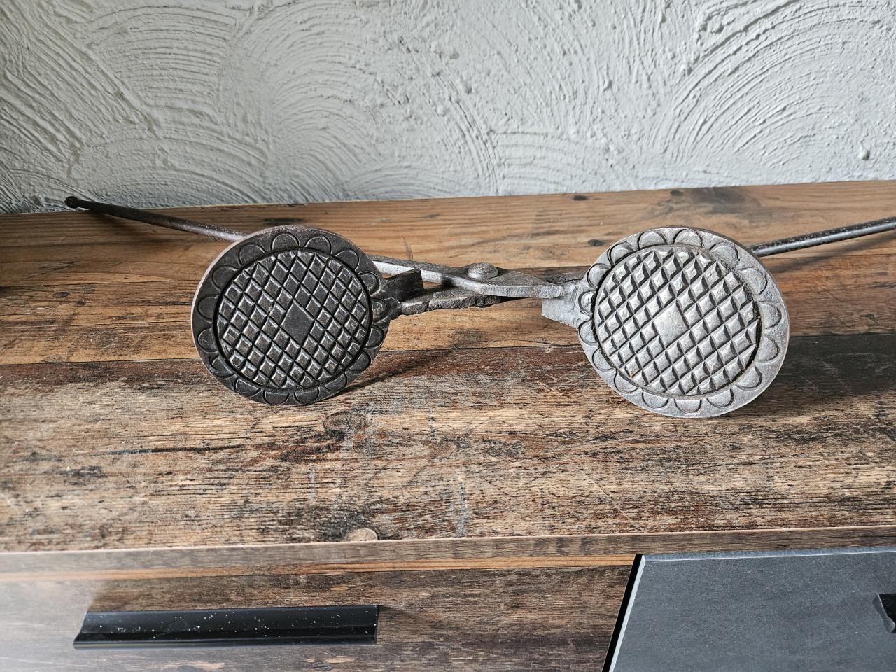 Antieke wafelijzer, gietijzer voor open vuur, unieke patroon