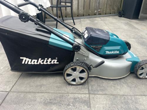 Gazonmaaier Makita met 2 accu’s 18v