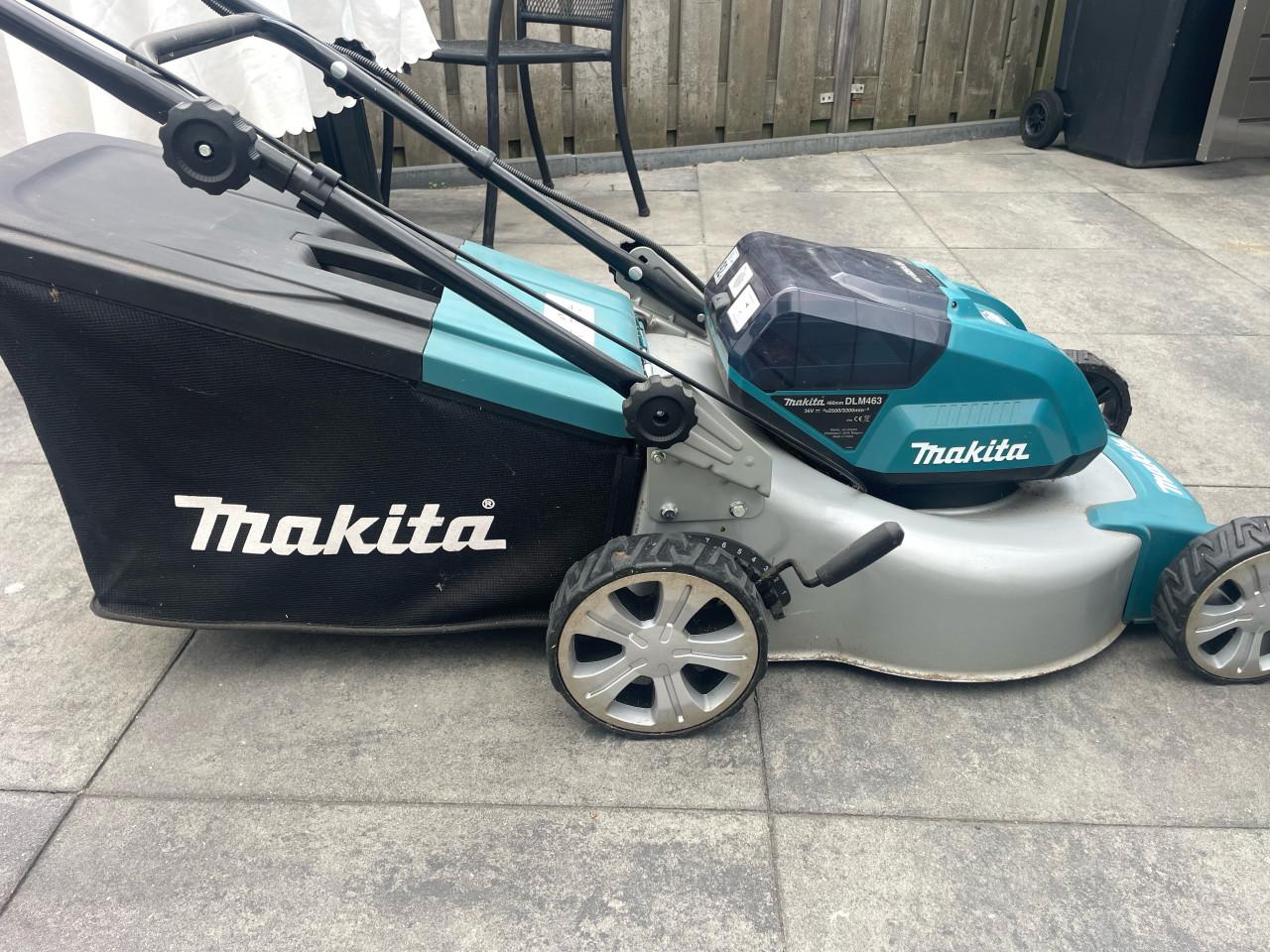 Gazonmaaier Makita met 2 accu’s 18v