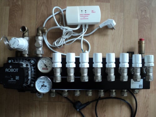 Vrijwel nieuwe 8 groep verdeler vloerverwarming ENERGI ZUINIG +