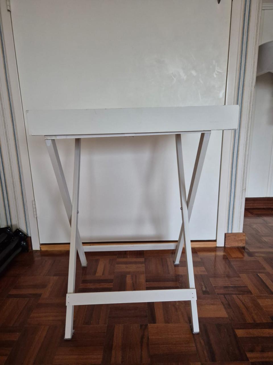 Tafeltje met dienblad