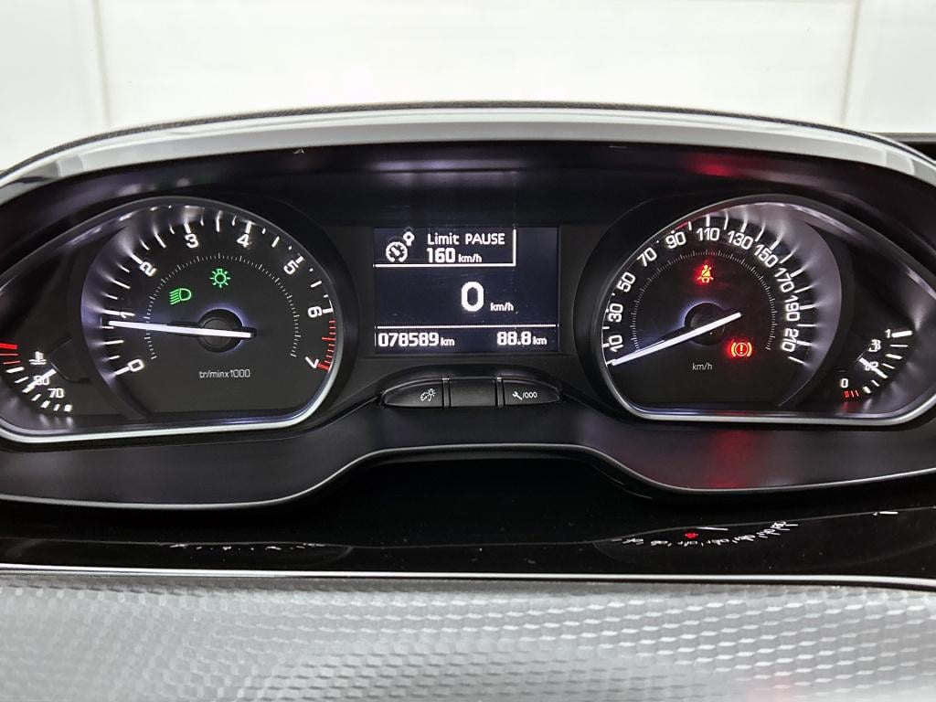 Peugeot 208 110pk tech edition | rijklaar | trekhaak | camera achter | navi