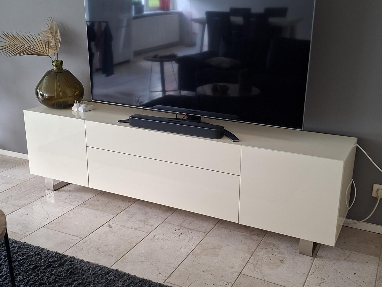 Moderne witte buffetkast en dressoir