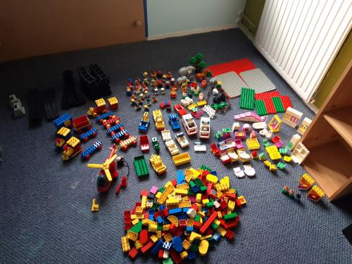 Veel duplo (dierentuin, trein, brandweer, ziekenauto’s enz.)