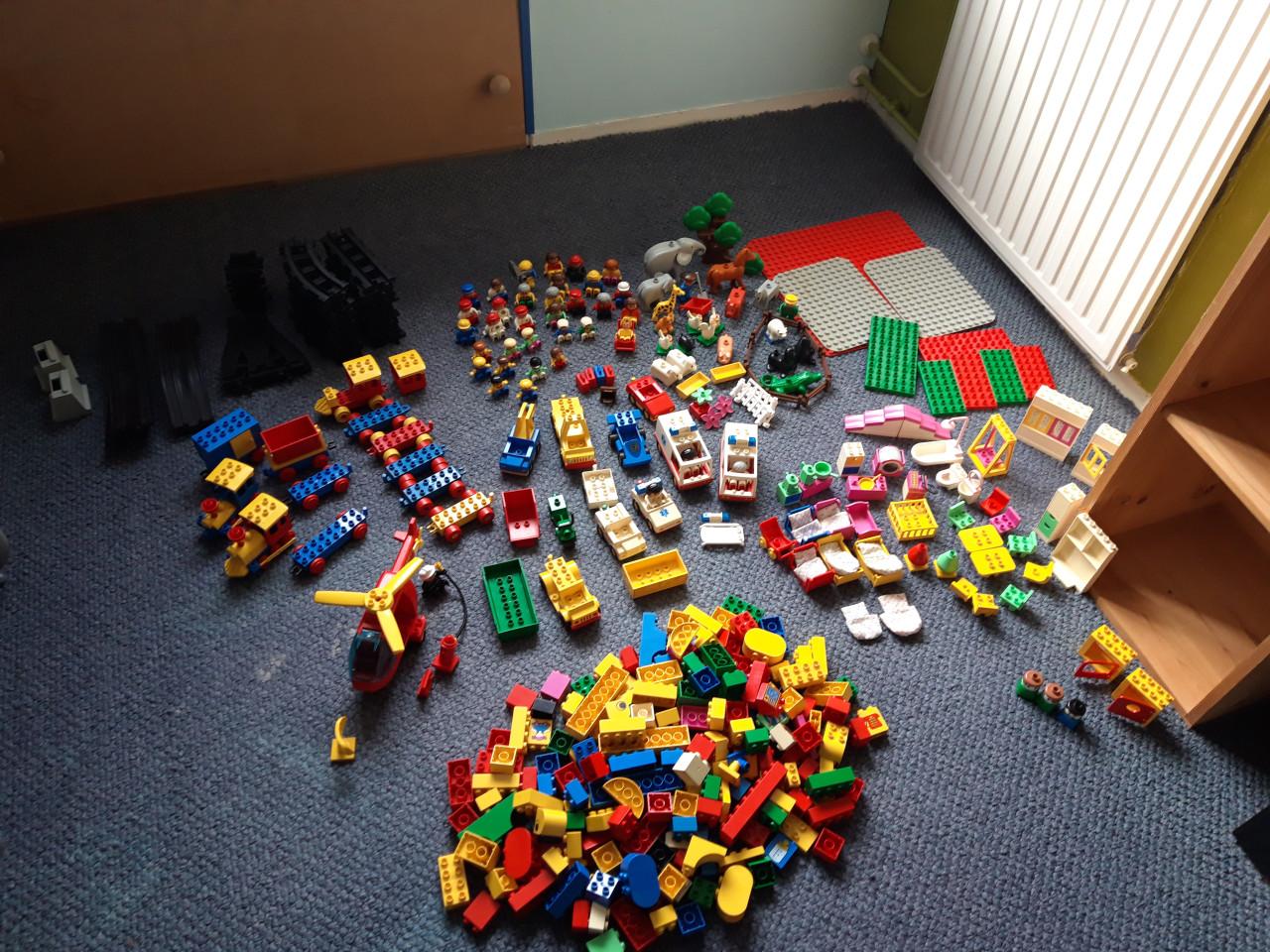 Veel duplo (dierentuin, trein, brandweer, ziekenauto’s enz.)