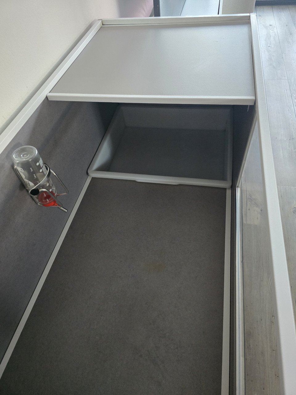Op maat gemaakt caviaverblijf met opbergruimte (Ikea Besta)