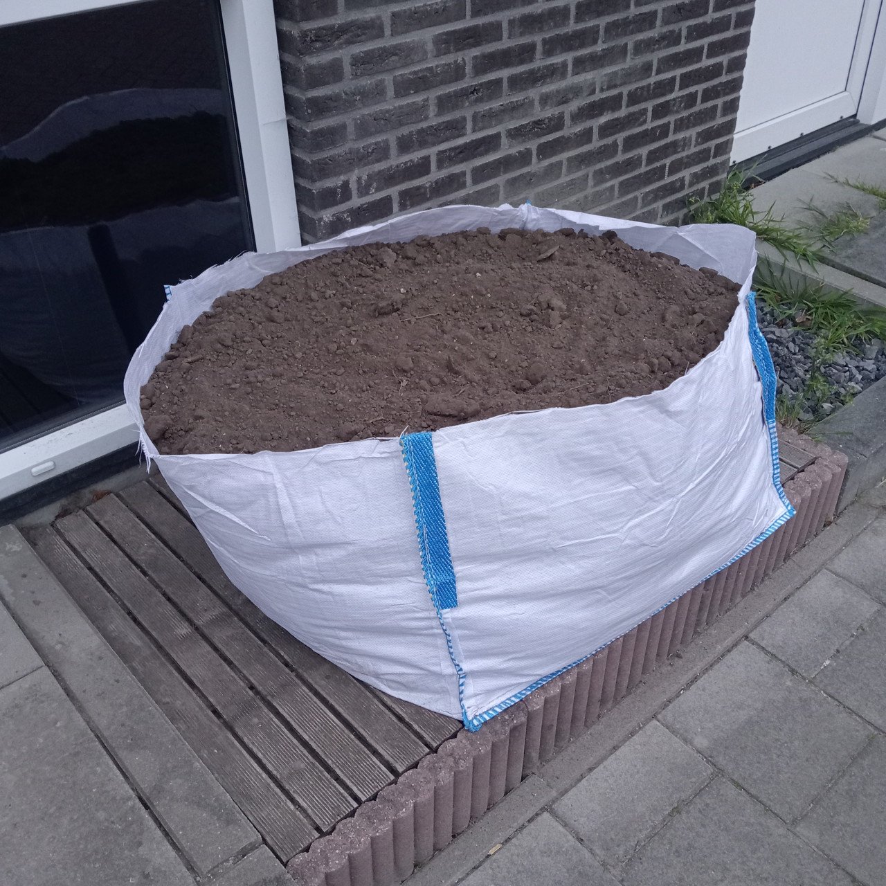 Gratis af te halen zwarte grond/tuinaarde