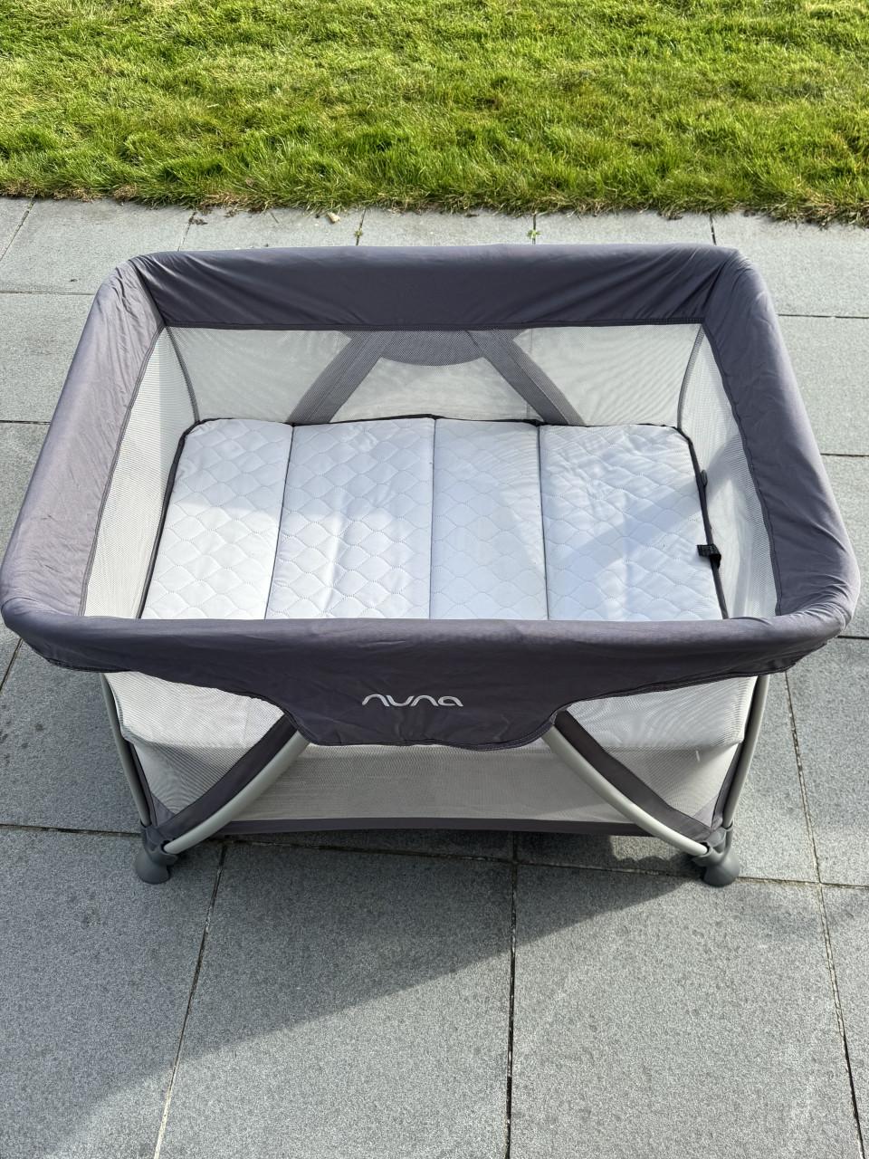 NUNA Sena (reis) box inclusief matras en handige verschoontafel