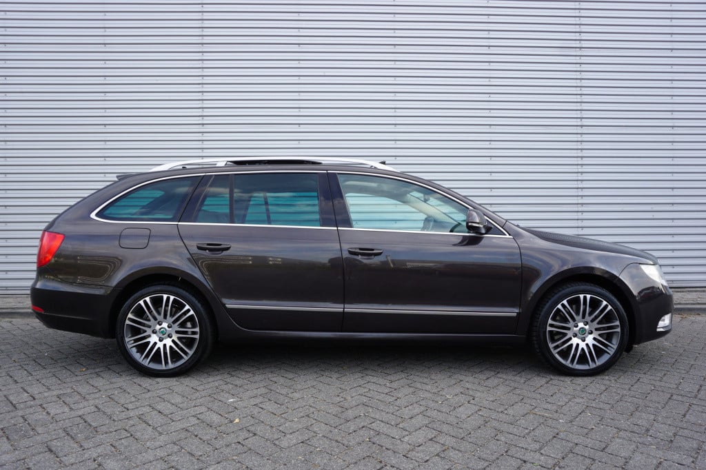 Skoda Superb combi 3.6 fsi elegance 4x4 business line automaat - climate / 