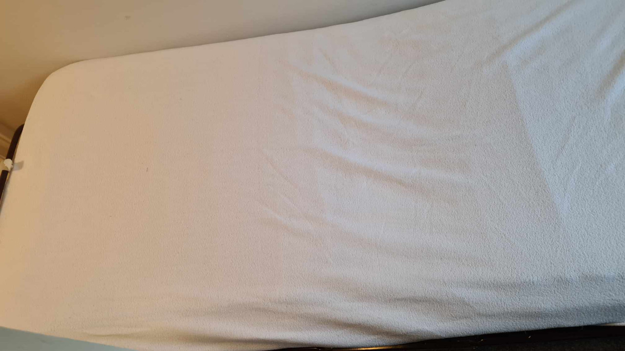 Logeer bed inklapbaar in goed staat-185X80-met matras-zonder wieletjes
