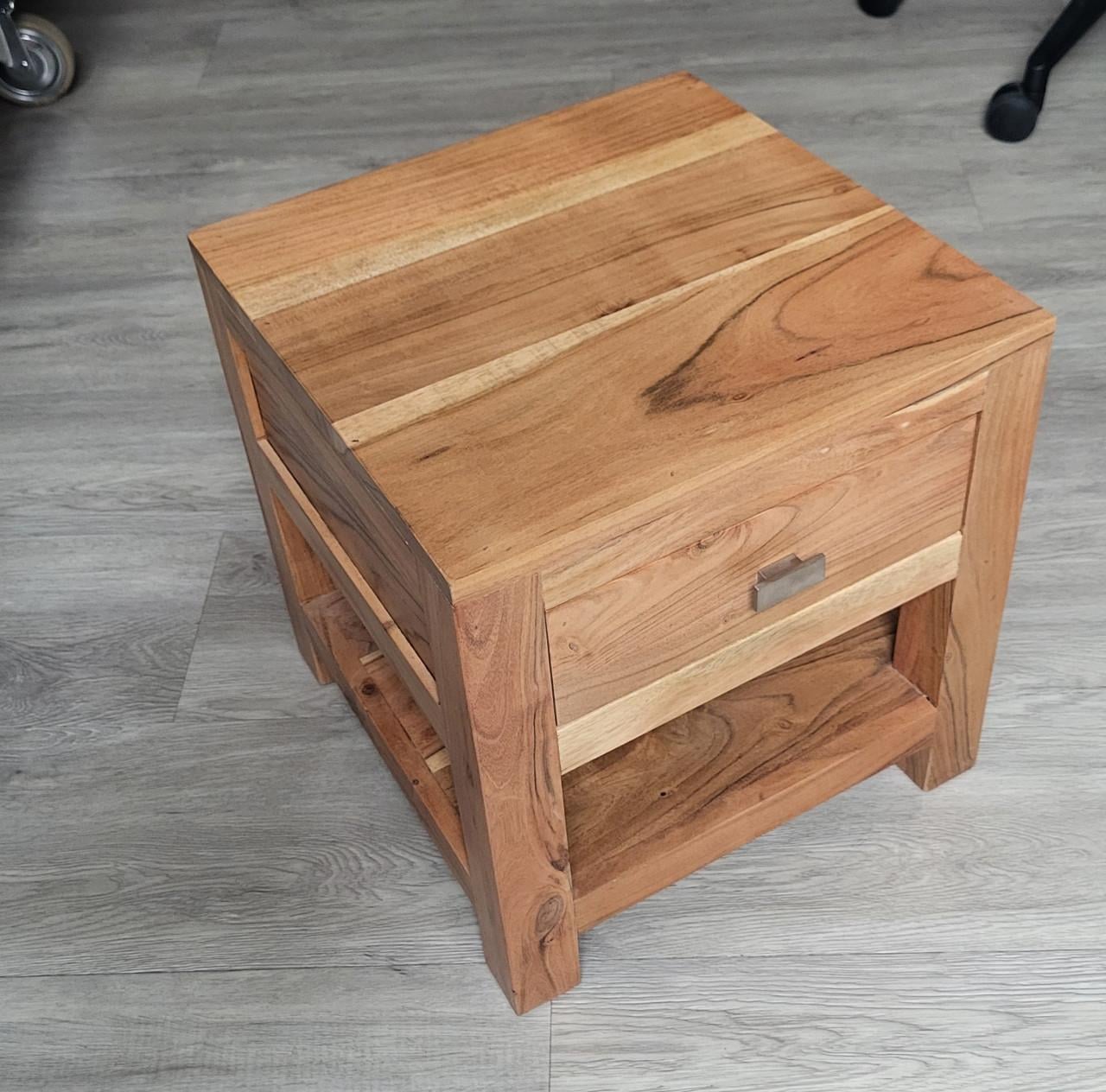 Teak houten kastje ladekastje nachtkastje bijzettafeltje