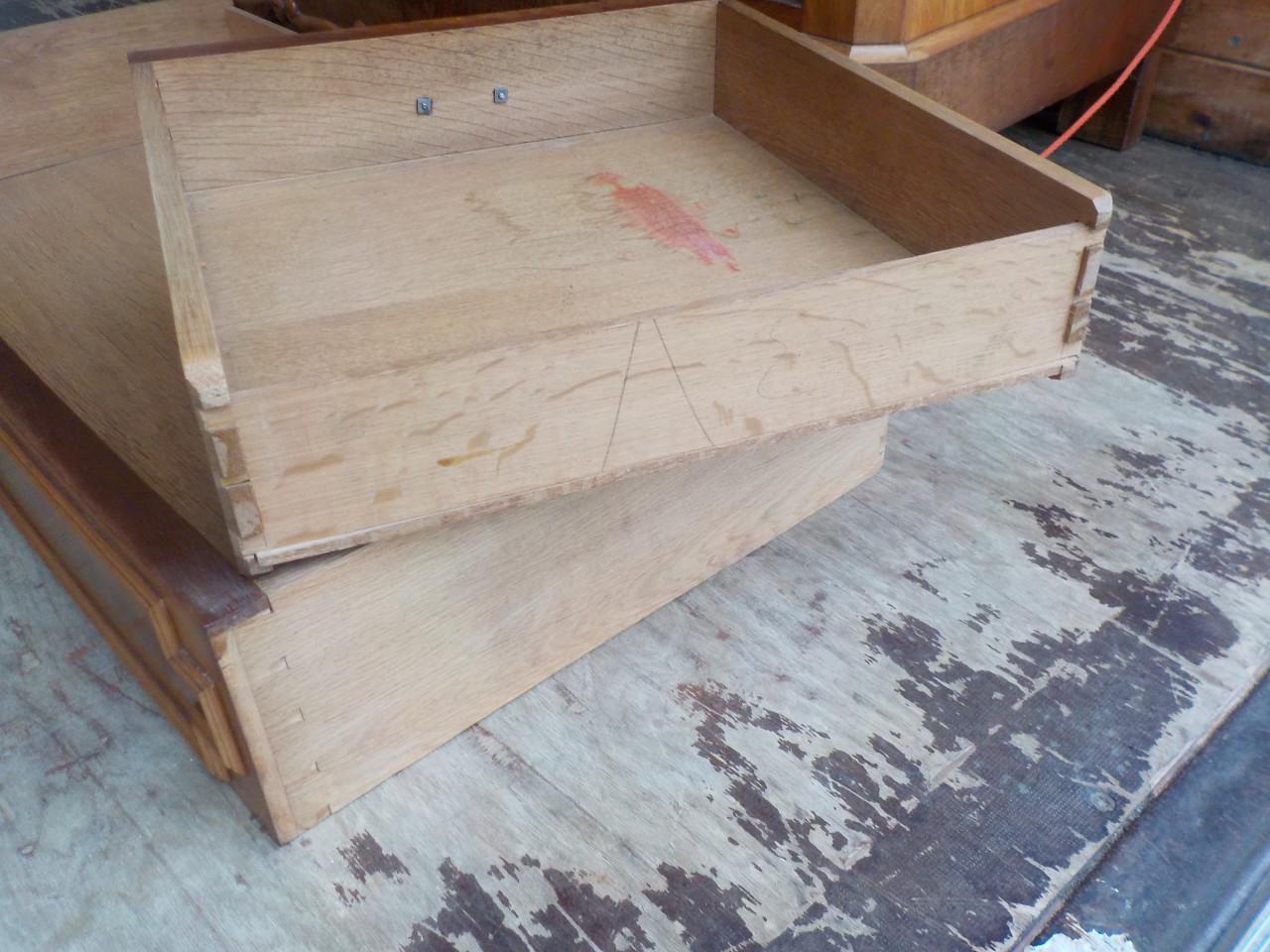 Antieke ladenkast in zeer goede staat met marmeren blad