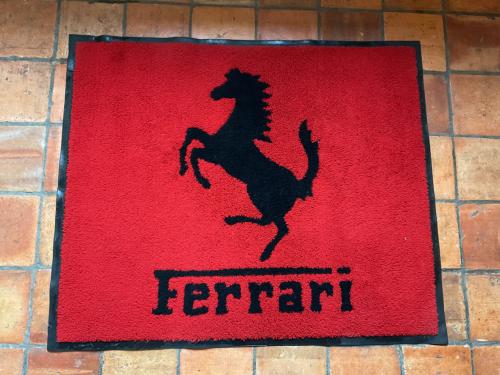 Ferrari deurmat ( van Ferrari dealer )