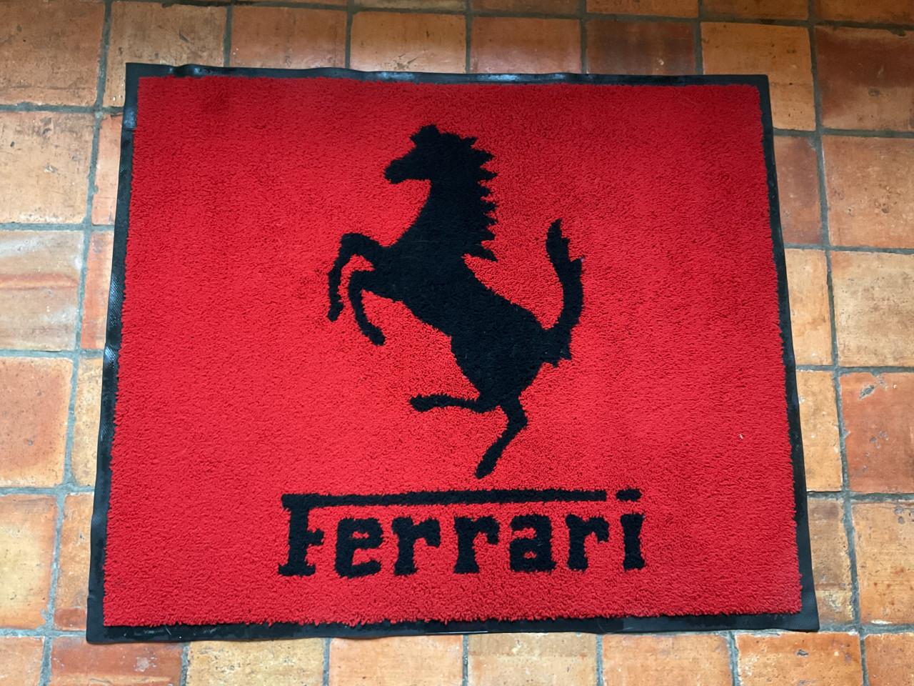 Ferrari deurmat ( van Ferrari dealer )