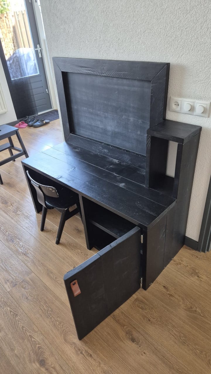 Leuk kinderbureau/tafel, met krijtbord, zwart