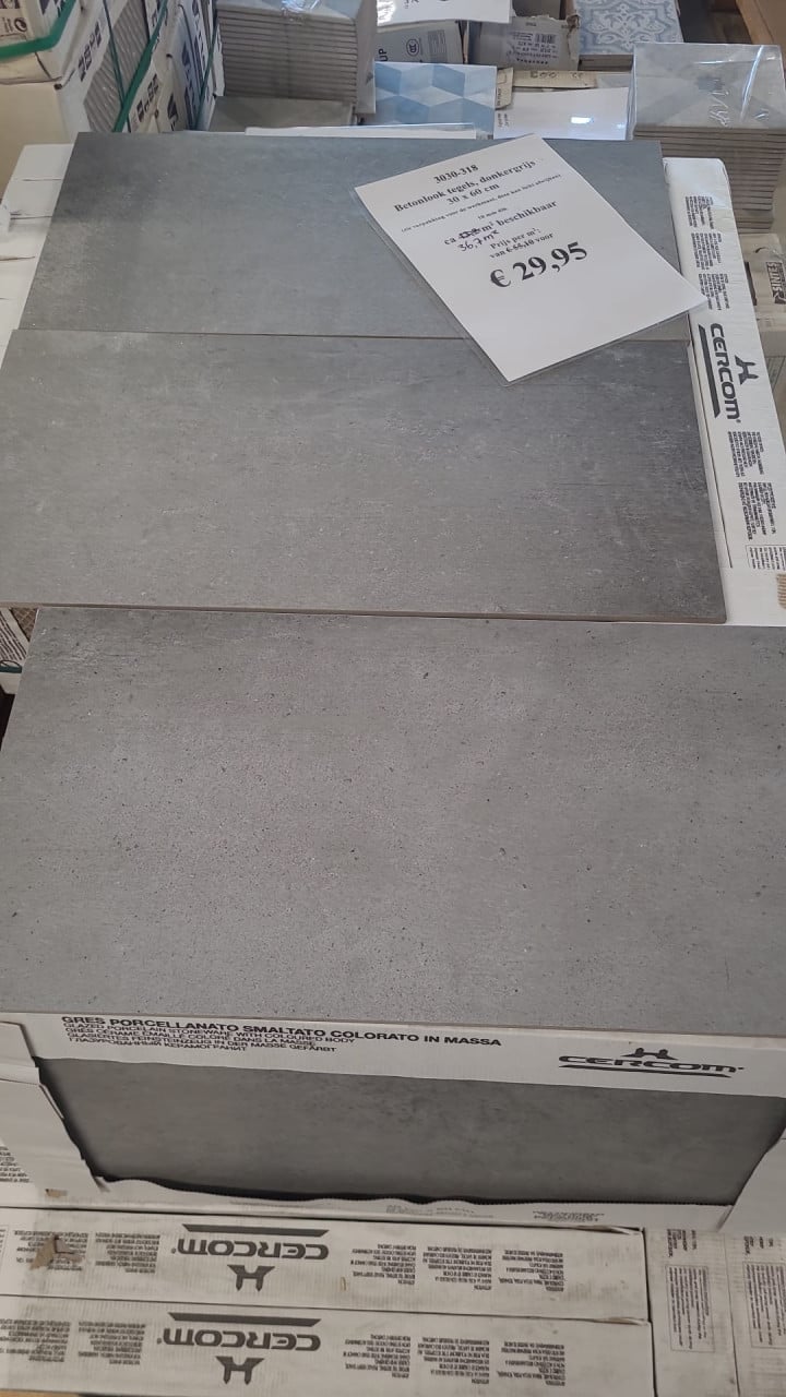 3030-318 ca 28 m² grijze betonlook tegels, 30x60 cm, van € 55,10 voor