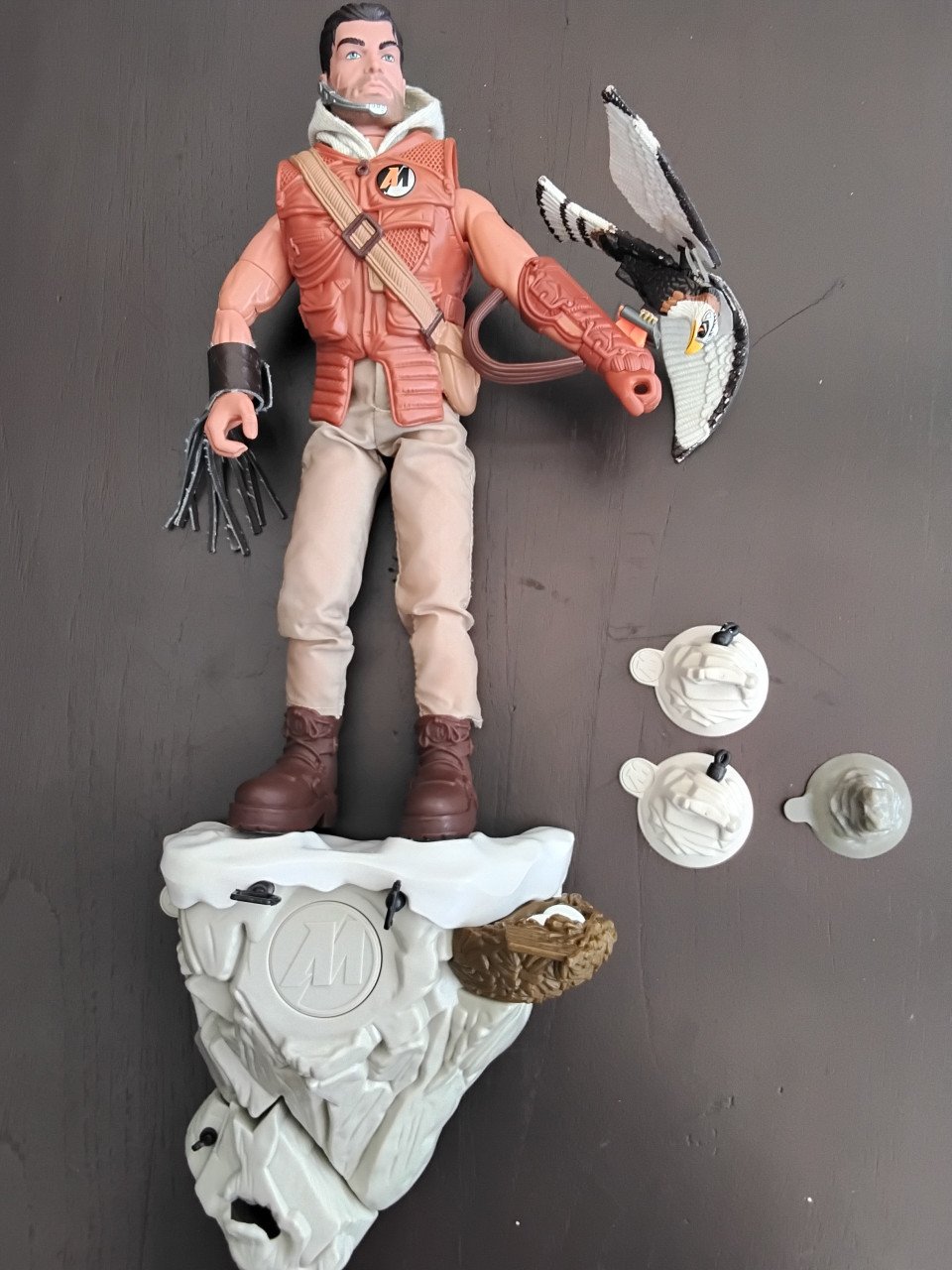 Action man met roofvogel