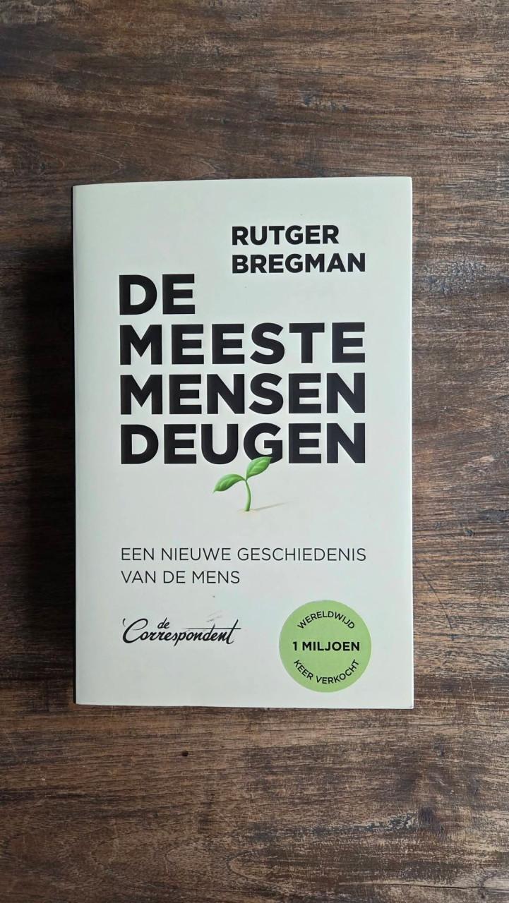 Boek ' De meeste mensen deugen' van Rutger Bregman.