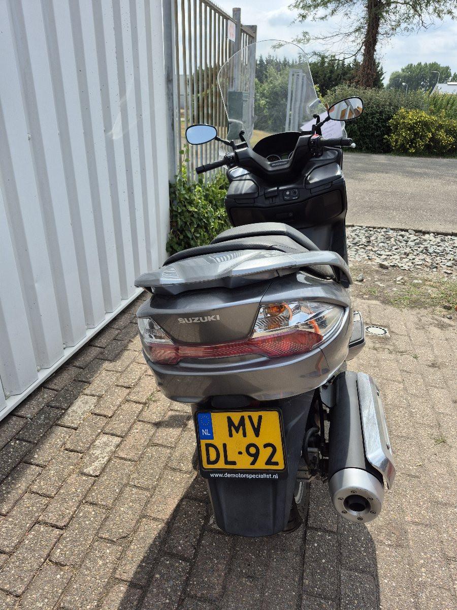 Suzuki Burgman 400 uit 2009, ruime motorscooter