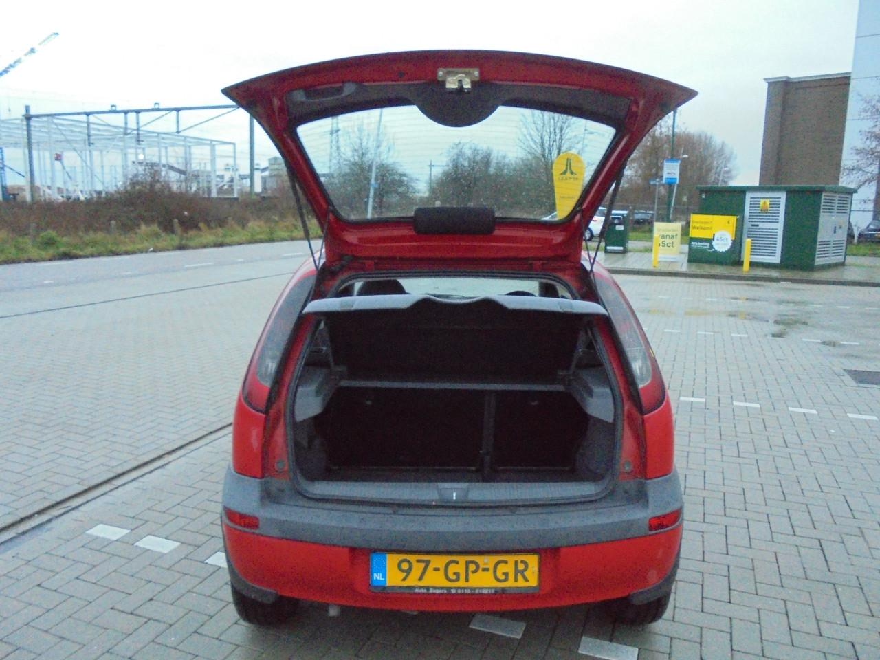 Corsa uit 2001 / 146.445 Km  N.A.P rijd goed  € 950 apk t/mmaart 2027