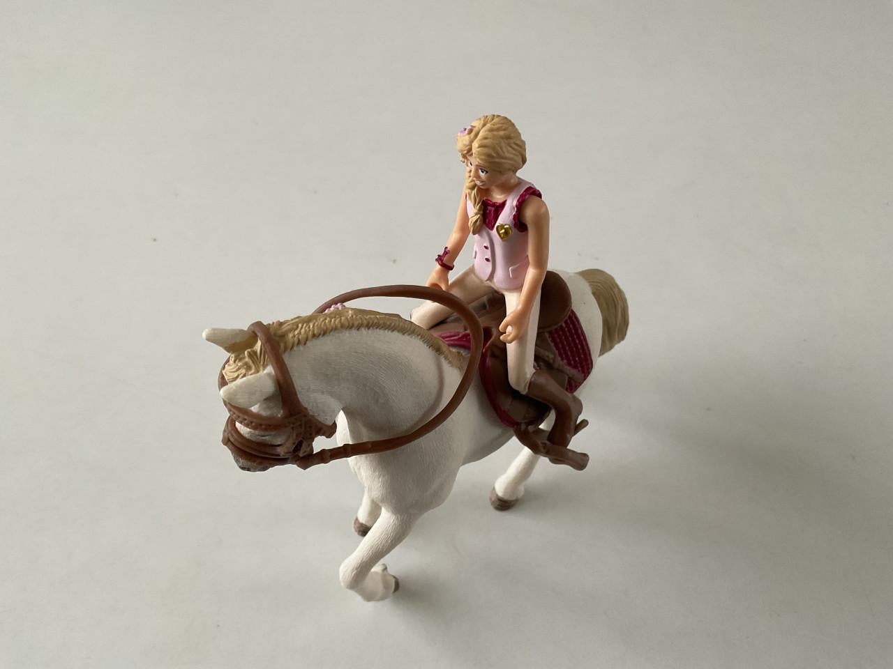 Verschillende dieren. Merk: Schleich.  Koe, paard, olifanten, leeuw, etc.