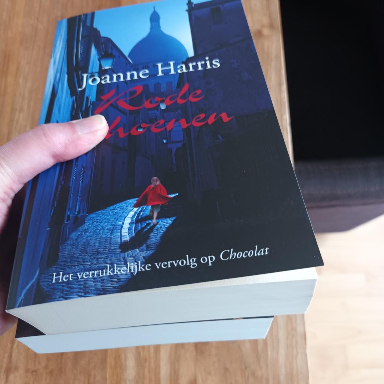 2 boeken: Chocolat en Rode schoenen, beide van Joanne Harris