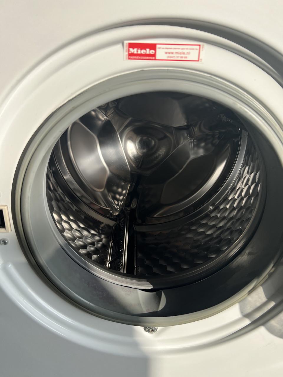 Miele wasmachine 6 kg. 1400 toren met boekje als nieuw