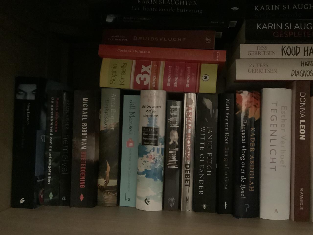 Opruiming van een stapel boeken, roman, thriller van alles wat.