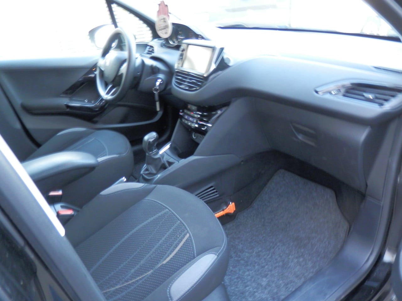 Auto Garant Biedt Aan: Peugeot 208 1.2 VTi Envy