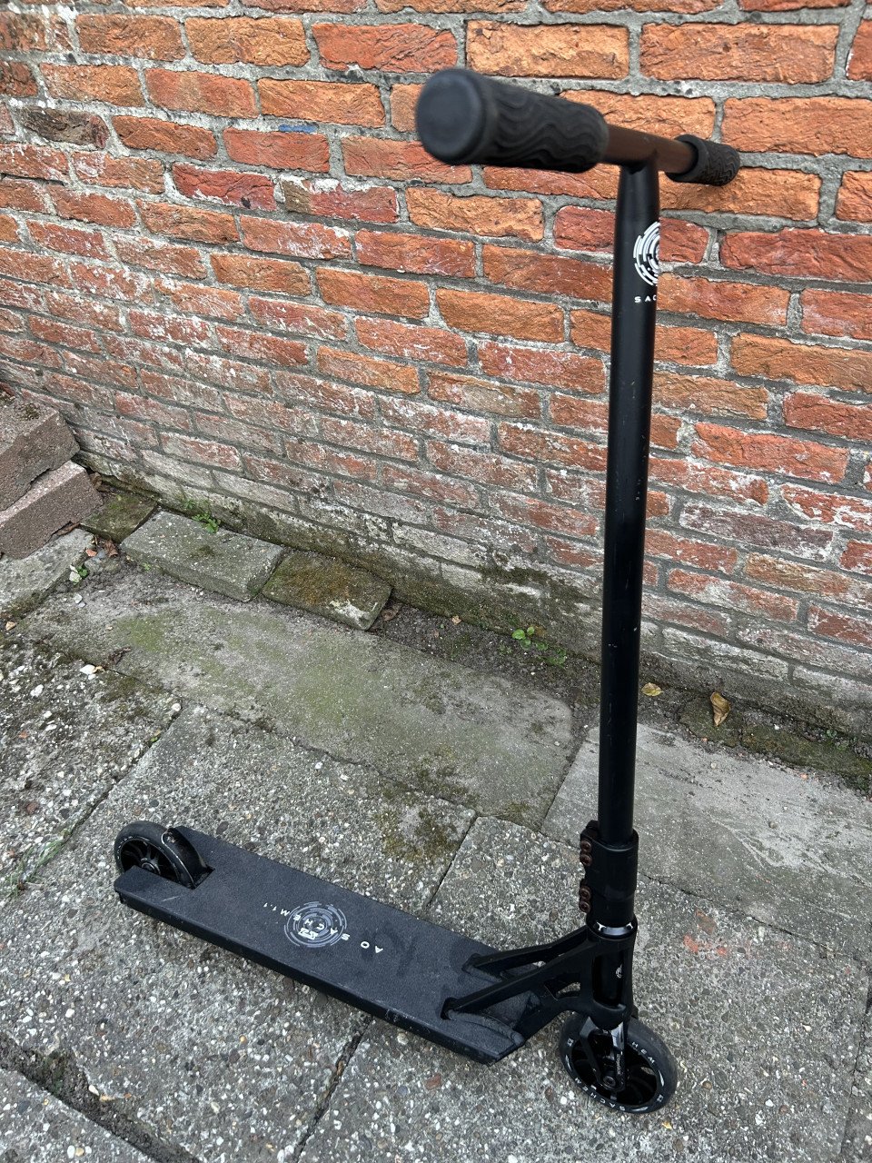 AO Sachem 1.1 stuntstep zwart
