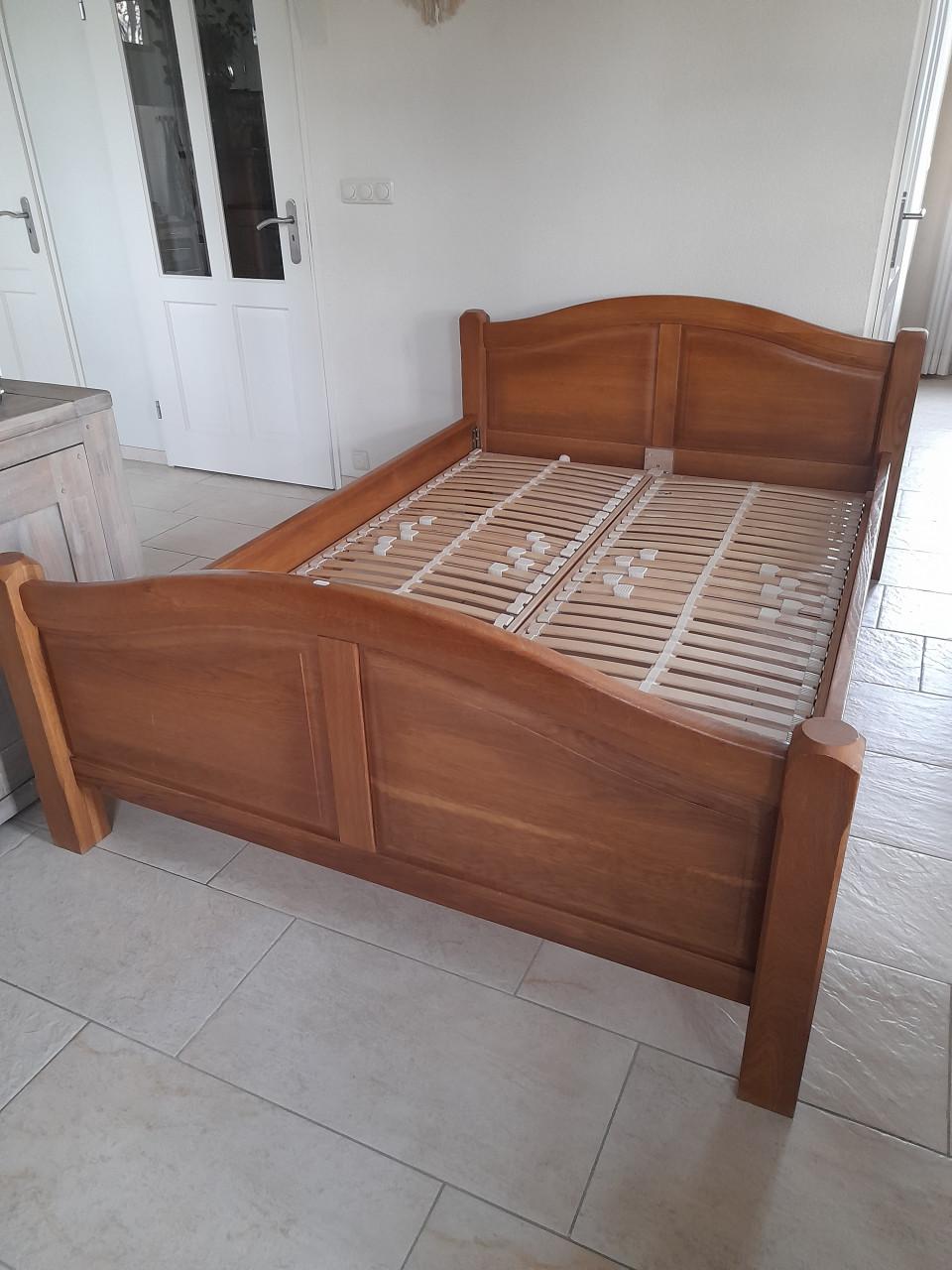 Stevig houten 2 p. bed 140 x 200 ( in goede staat )