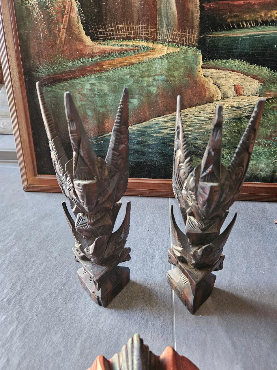 Diverse Indonesische maskers en wajang-poppen