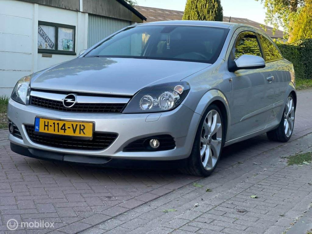Opel Astra gtc 1.6 executive grote beurt gehad