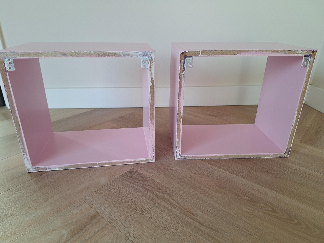 Roze wand kubussen