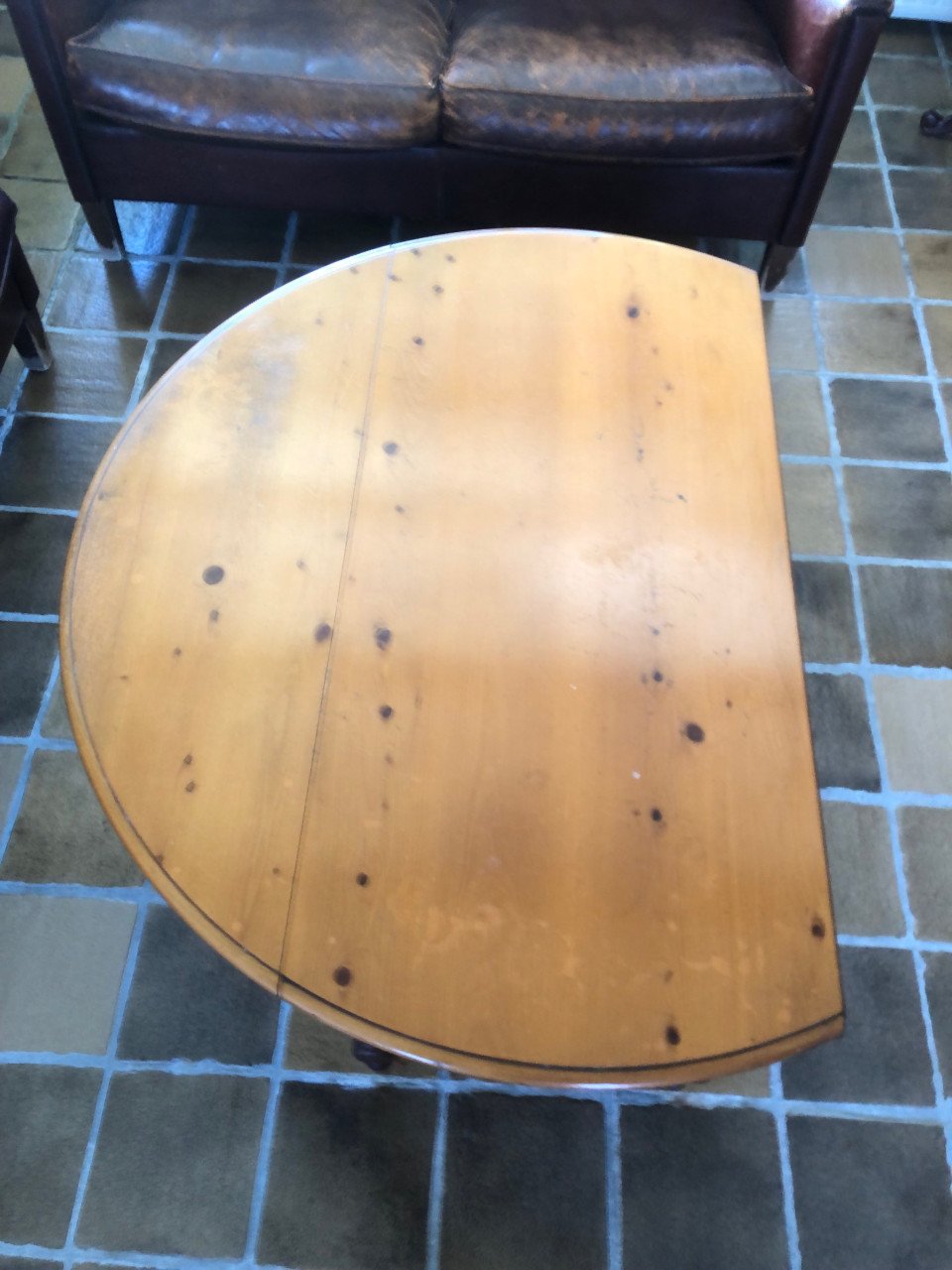 Ronde houten salontafel.
