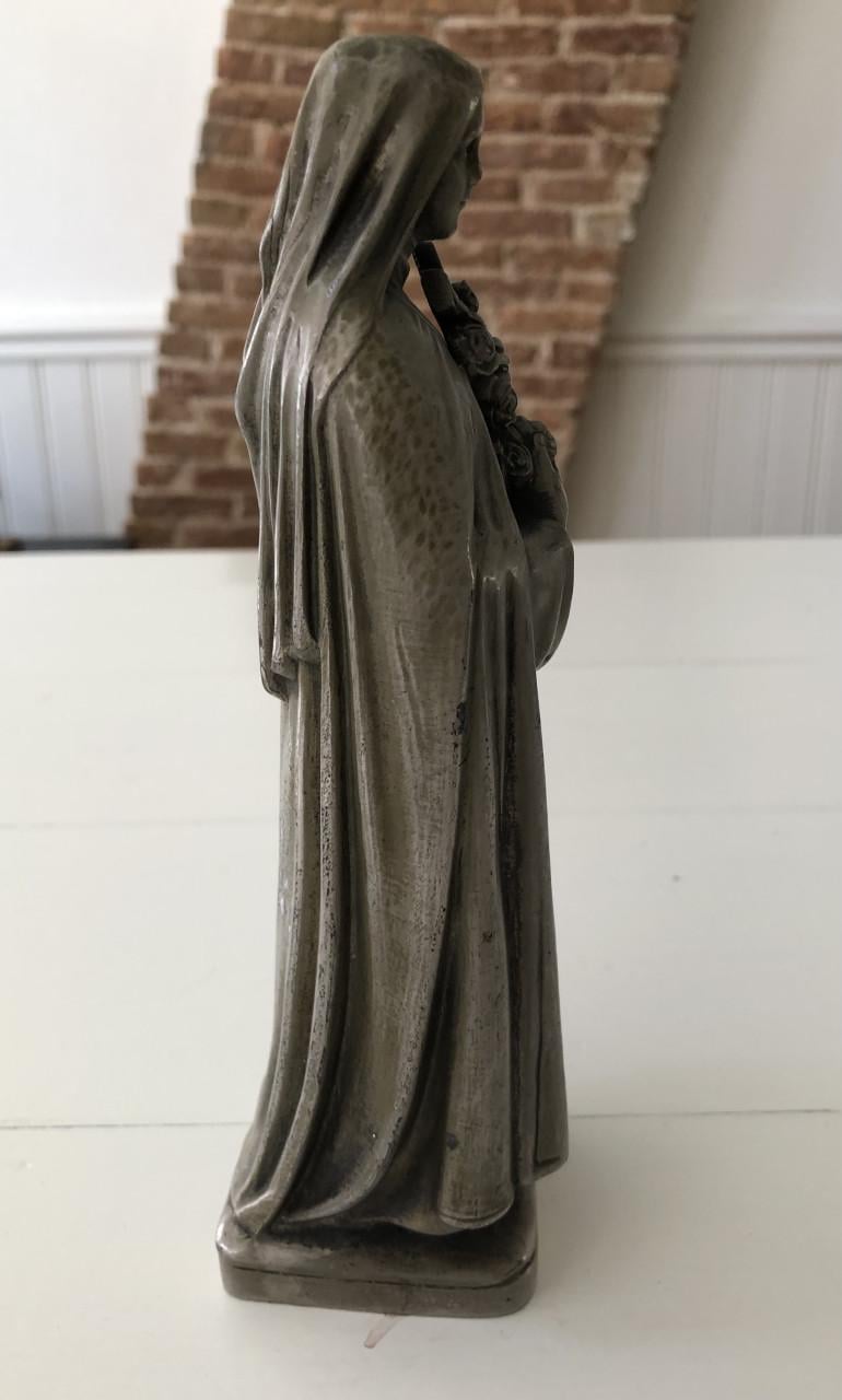 Mooi brocante heilig Theresia van Lisieux metalen beeldje.