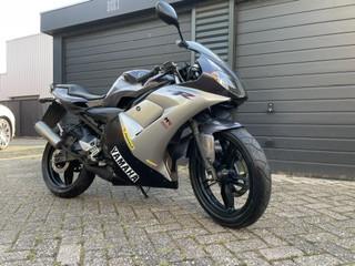 Een uniek wegracer model de yamaha tzr 50 weinig km geheel orginele staat