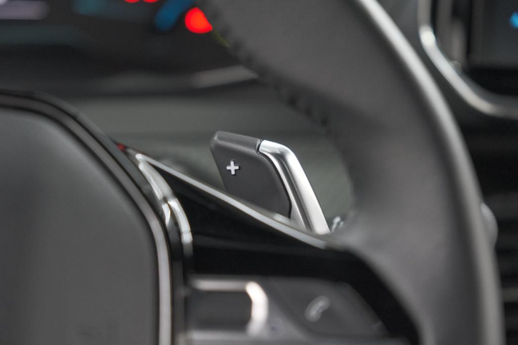 Peugeot 2008 1.2 hybrid 136 style | apple carplay | parkeersensoren | clima