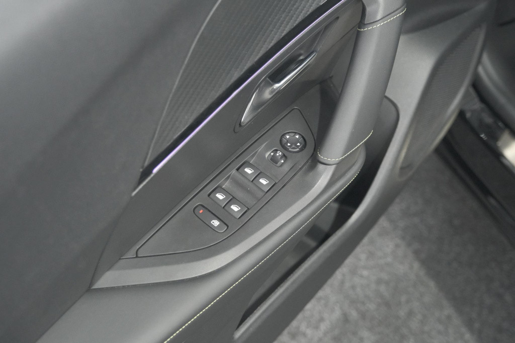 Peugeot 2008 puretech 130 eat8 gt | camera | apple carplay | parkeersensore