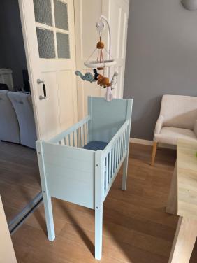Compleet lichtblauw wiegje + matras en dino muziekmobiel