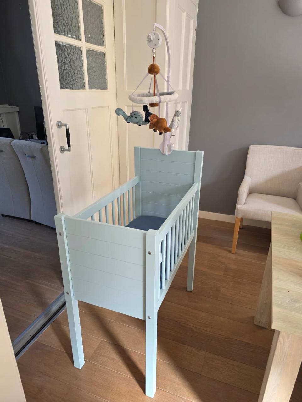 Compleet lichtblauw wiegje + matras en dino muziekmobiel