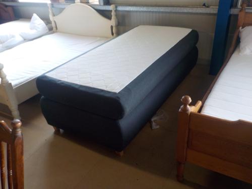 In zeer goede staat boxspring 95 x 200 cm met matras in zeer goede staat