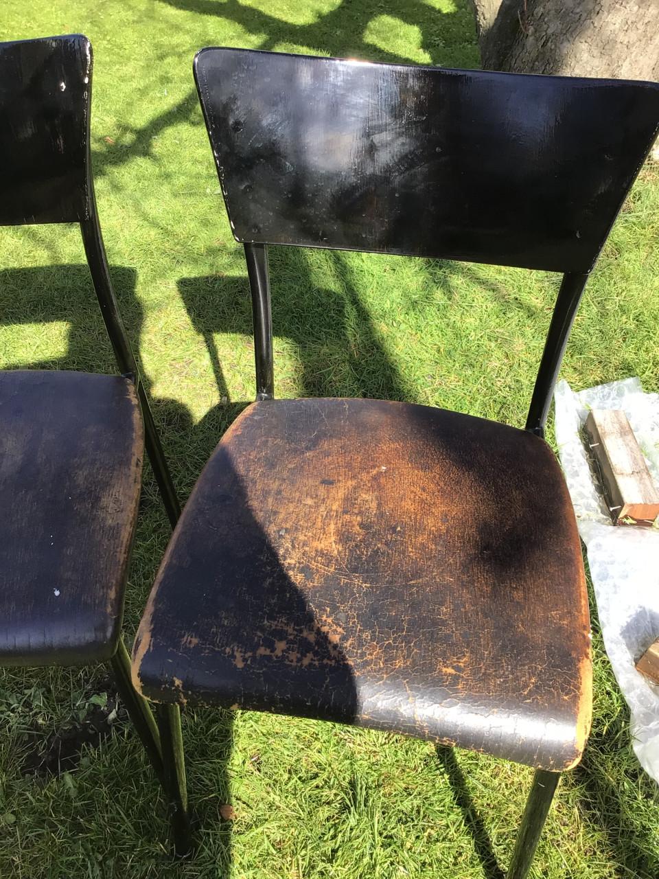 Vintage stoelen die wat zorg en liefde nodig hebben