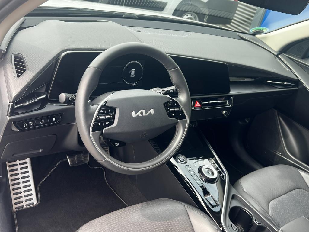 Kia Niro Ev executiveline 64.8 kwh full option, trekhaak afn. pearl white