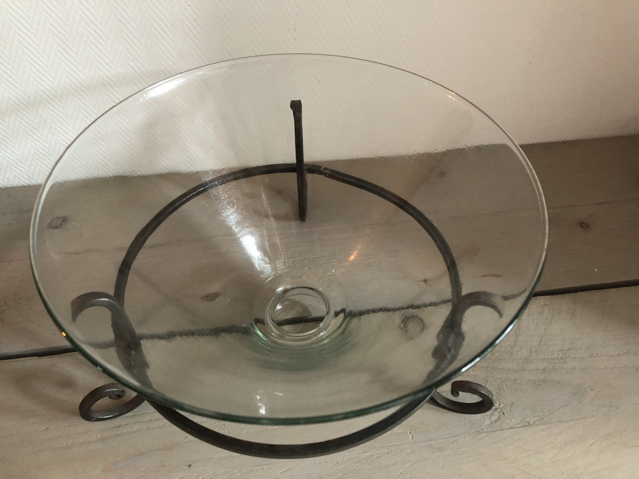 Glazen schaal in metalen houder