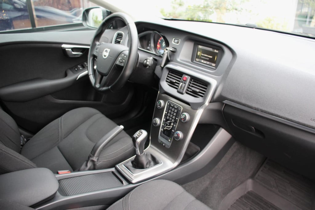 Volvo V40 1.6 t2 you! - xenon - cruise - pdc - high perf audio - dealer oh!