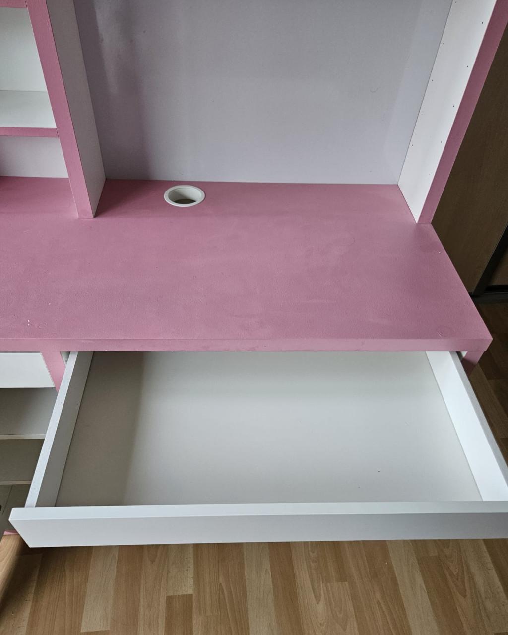 Bureau roze/wit geschilderd