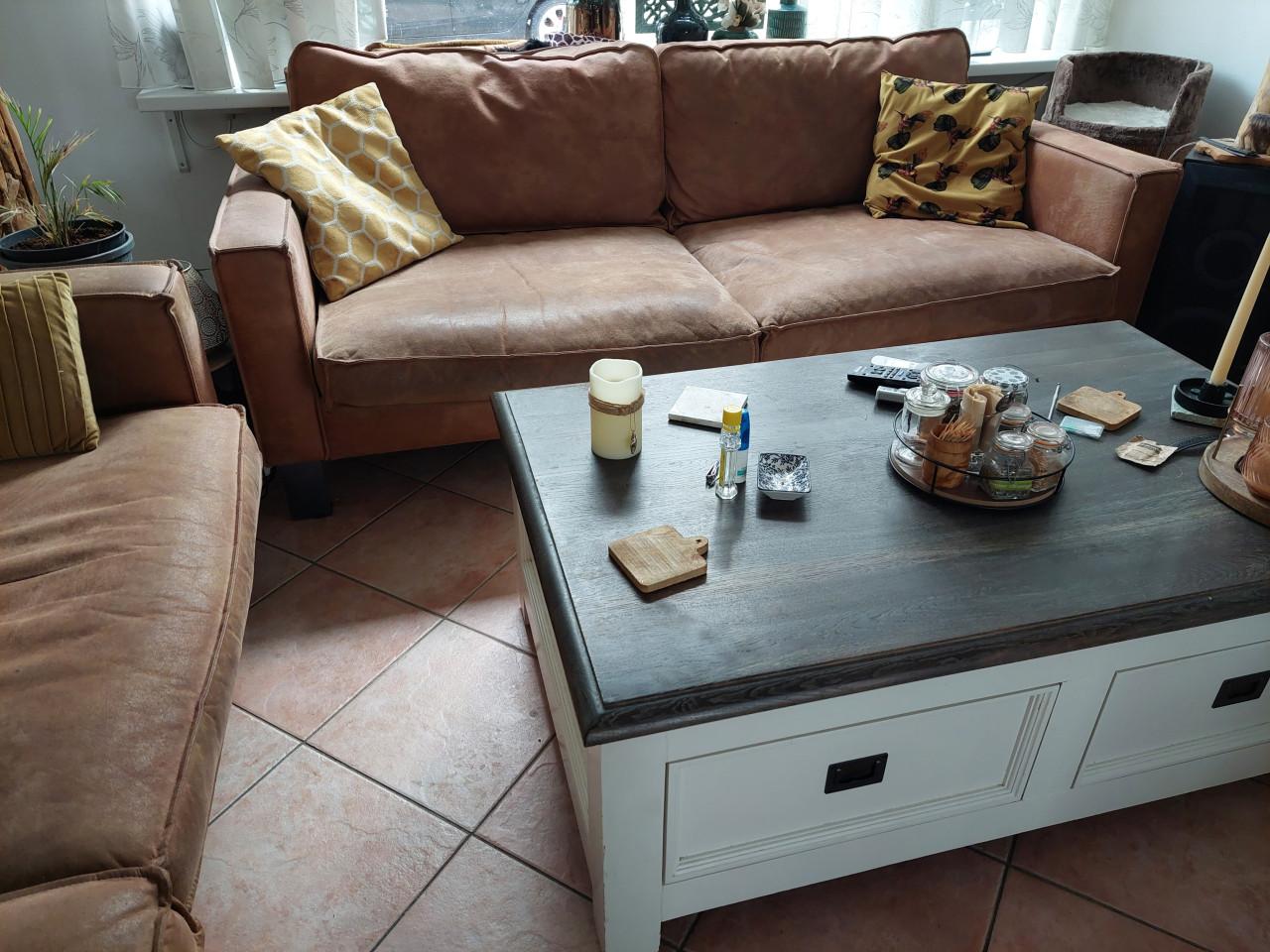 GRATIS  2x 3 persoonsbank cognackleur