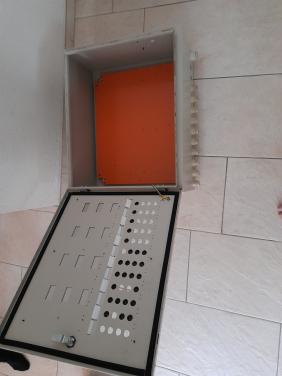 1 x systeemkast / installatiekast / elektrakast.